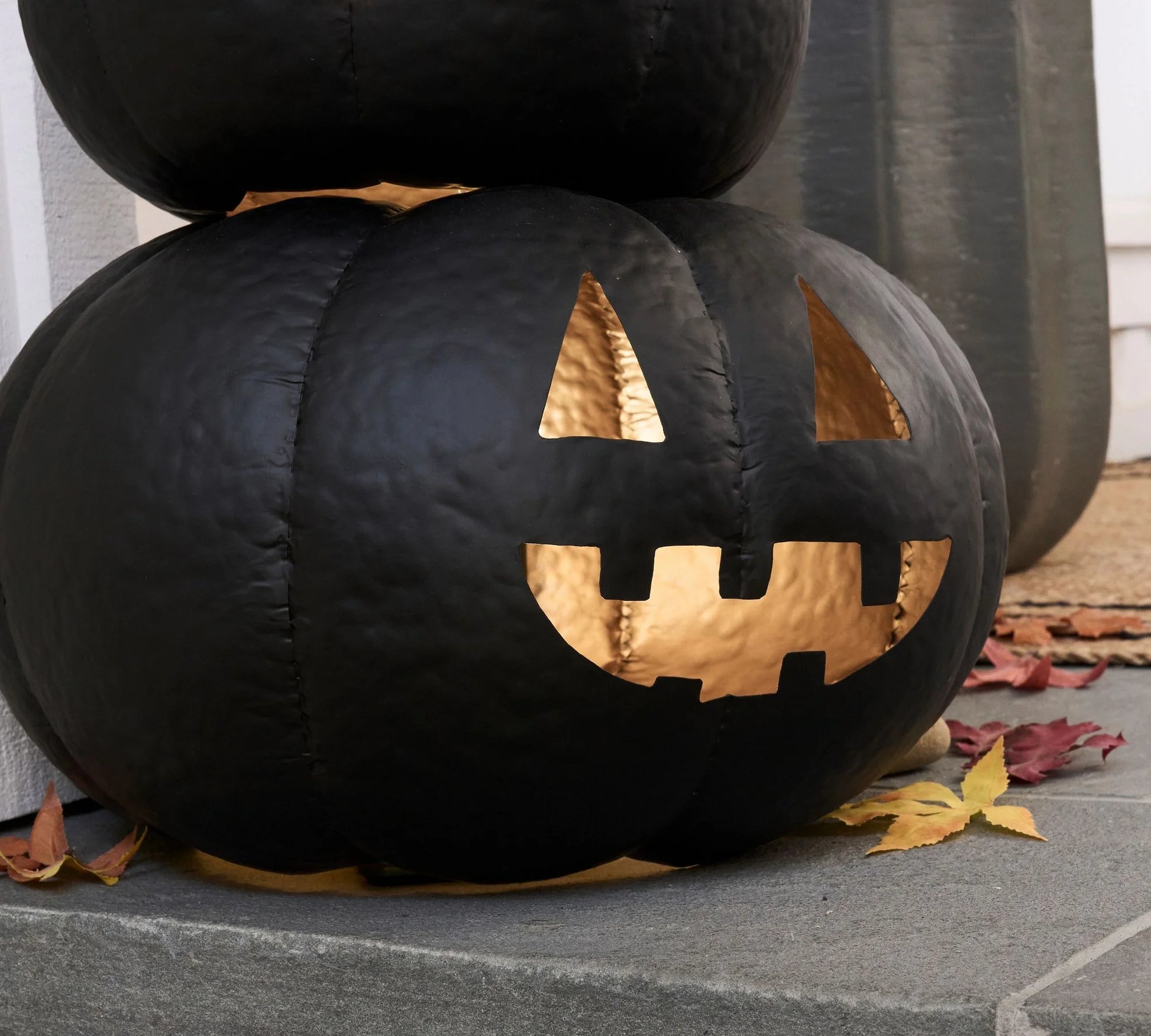 🎃 8" LED Stacked Jack-O'-Lantern – Rustic Metal Halloween Decor